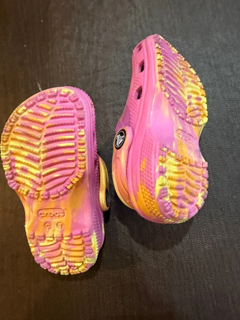 Crocs Classic Kids Pink & Yellow Marbled Tie-Dye Clog Sandals Sz 7